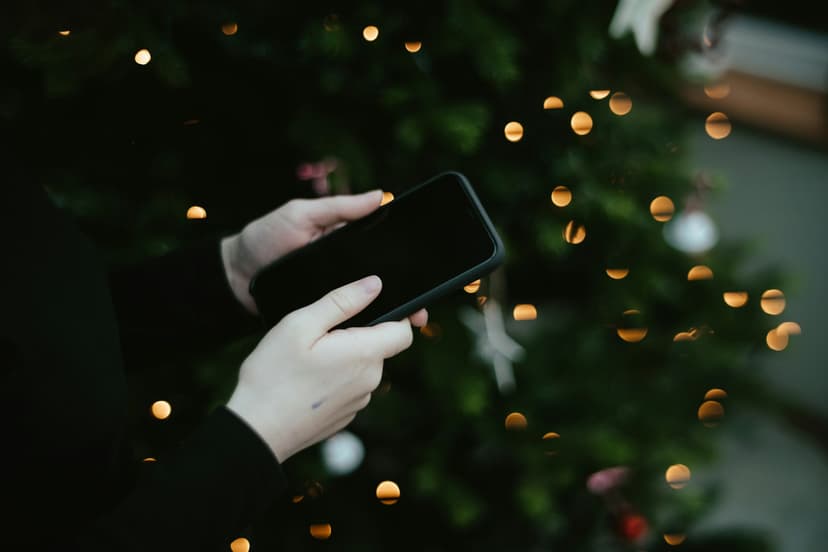 10 Tips for Festive Holiday Social Media Posts
